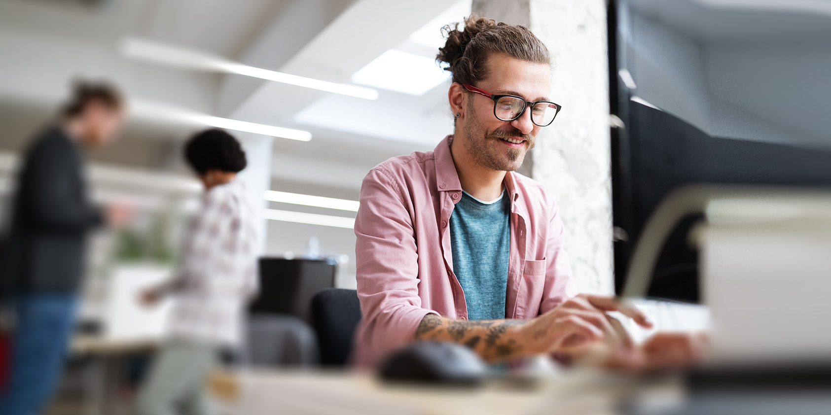 Programmierer entwickelt Software im Büro