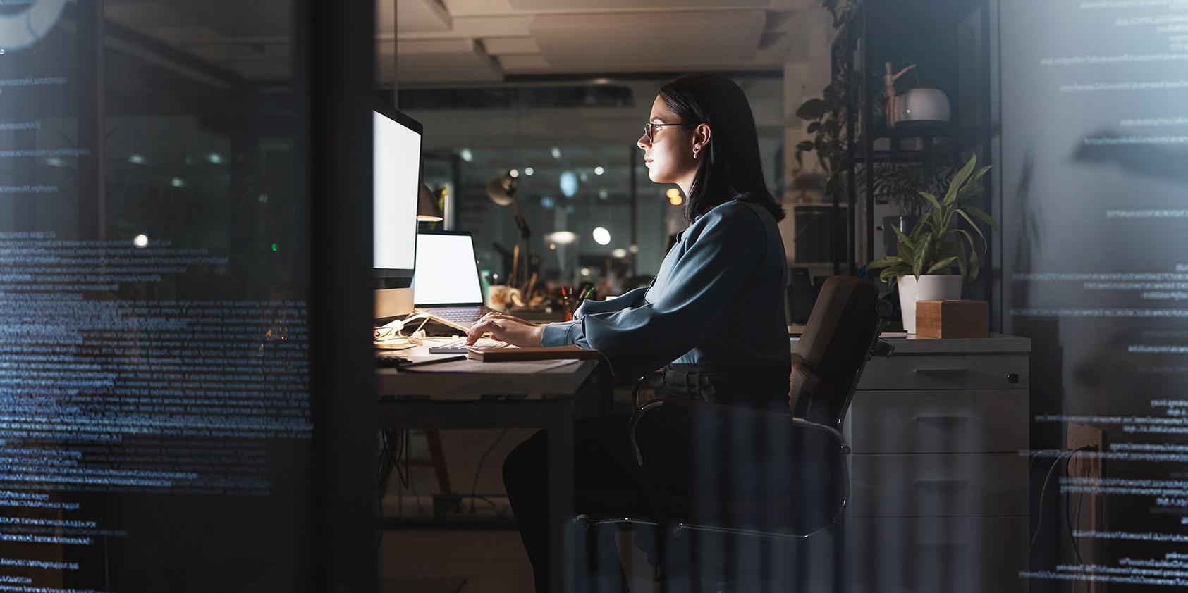 Programmiererin entwickelt Software im Büro